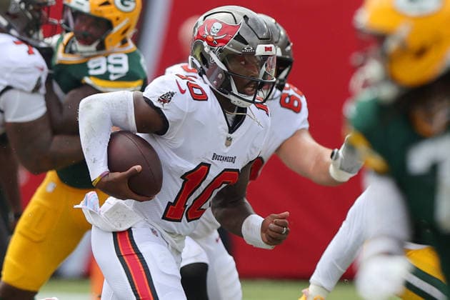 TAMPA, FL - OCTOBER 04: Tampa Bay Buccaneers Quarterback Jalon Daniels (10) carries the ball for yardage during the regular season game between the Green Bay Packers and the Tampa Bay Buccaneers on October 04, 2026 at Raymond James Stadium in Tampa, Florida.(Photo by Cliff Welch Icon Sportswire) NFL, American Football Herren, USA OCT 04 Packers at Buccaneers EDITORIAL USE ONLY Icon357261004025