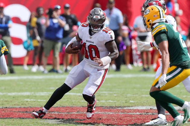 TAMPA, FL - OCTOBER 04: Tampa Bay Buccaneers Quarterback Jalon Daniels (10) carries the ball for yardage during the regular season game between the Green Bay Packers and the Tampa Bay Buccaneers on October 04, 2026 at Raymond James Stadium in Tampa, Florida.(Photo by Cliff Welch Icon Sportswire) NFL, American Football Herren, USA OCT 04 Packers at Buccaneers EDITORIAL USE ONLY Icon357261004027