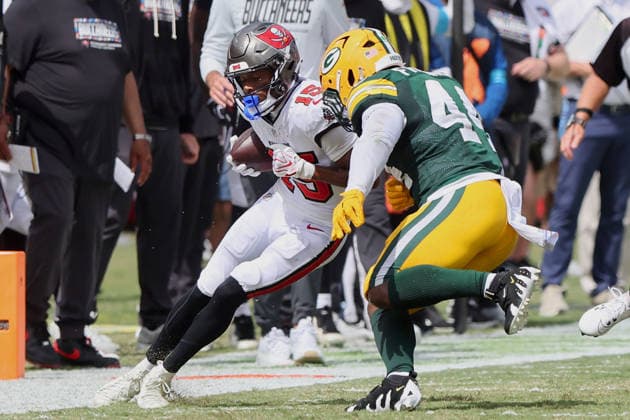 TAMPA, FL - OCTOBER 04: Tampa Bay Buccaneers Wide Receiver Tez Johnson (15) carries the ball during the regular season game between the Green Bay Packers and the Tampa Bay Buccaneers on October 04, 2026 at Raymond James Stadium in Tampa, Florida.(Photo by Cliff Welch Icon Sportswire) NFL, American Football Herren, USA OCT 04 Packers at Buccaneers EDITORIAL USE ONLY Icon357261004040
