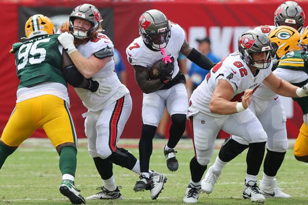 TAMPA, FL - OCTOBER 04: Tampa Bay Buccaneers Quarterback Jalon Daniels (10) dives for yardage during the regular season game between the Green Bay Packers and the Tampa Bay Buccaneers on October 04, 2026 at Raymond James Stadium in Tampa, Florida.(Photo by Cliff Welch Icon Sportswire) NFL, American Football Herren, USA OCT 04 Packers at Buccaneers EDITORIAL USE ONLY Icon357261004041