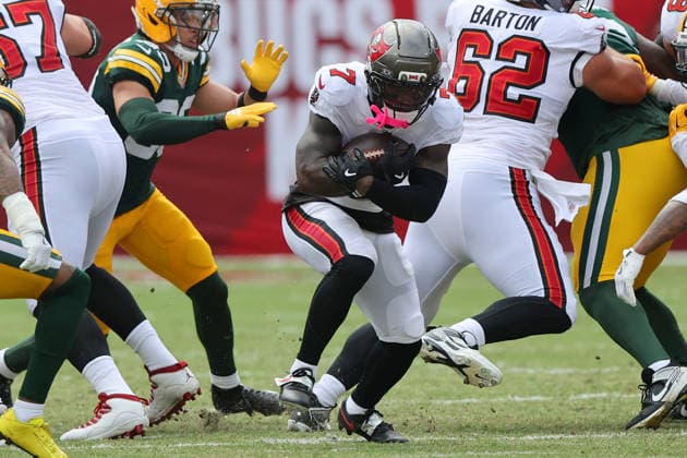 TAMPA, FL - OCTOBER 04: Tampa Bay Buccaneers Quarterback Jalon Daniels (10) dives for yardage during the regular season game between the Green Bay Packers and the Tampa Bay Buccaneers on October 04, 2026 at Raymond James Stadium in Tampa, Florida.(Photo by Cliff Welch Icon Sportswire) NFL, American Football Herren, USA OCT 04 Packers at Buccaneers EDITORIAL USE ONLY Icon357261004042