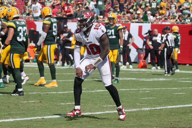 TAMPA, FL - OCTOBER 04: Tampa Bay Buccaneers Quarterback Jalon Daniels (10) celebrates his first NFL, American Football Herren, USA career touchdown pass during the regular season game between the Green Bay Packers and the Tampa Bay Buccaneers on October 04, 2026 at Raymond James Stadium in Tampa, Florida.(Photo by Cliff Welch Icon Sportswire) NFL: OCT 04 Packers at Buccaneers EDITORIAL USE ONLY Icon357261004044