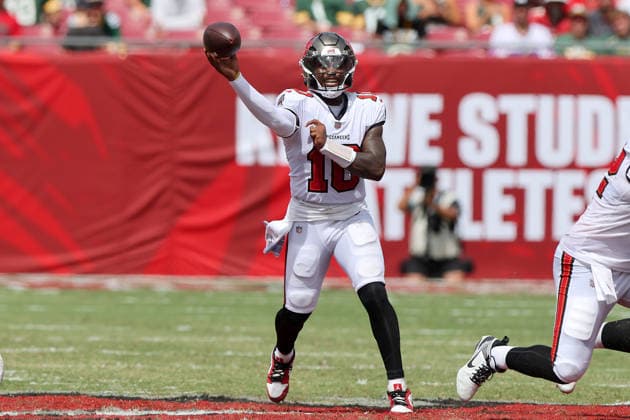 TAMPA, FL - OCTOBER 04: Tampa Bay Buccaneers Quarterback Jalon Daniels (10) throws a pass during the regular season game between the Green Bay Packers and the Tampa Bay Buccaneers on October 04, 2026 at Raymond James Stadium in Tampa, Florida.(Photo by Cliff Welch Icon Sportswire) NFL, American Football Herren, USA OCT 04 Packers at Buccaneers EDITORIAL USE ONLY Icon357261004048