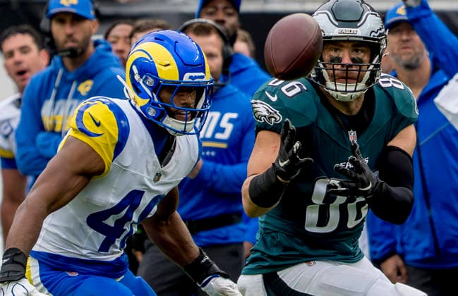 October 4, 2026, Philadelphia, Pa, USA: Oct 4, 2026; Philadelphia, PA, USA; Philadelphia Eagles tight end Zac Ertz looks in a completed pass during the Rams 24-20 win against the Eagles at Lincoln Financial Field. Mandatory Credit: -Cal Media Philadelphia USA - ZUMAcs17 20261004_faf_cs17_192 Copyright: xScottxSeriox