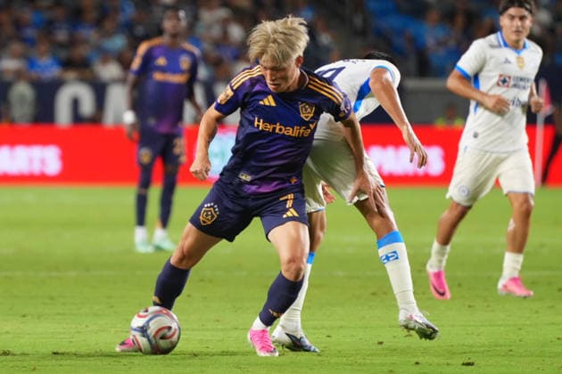 Kyogo Furuhashi (L) of the LA Galaxy controls the ball during a friendly match between Cruz Azul and the LA Galaxy at Dignity Health Sports Park in Los Angeles, United States, 04 October 2026. International Friendly, Länderspiel, Nationalmannschaft Cruz Azul vs LA Galaxy !ACHTUNG: NUR REDAKTIONELLE NUTZUNG!  Copyright: xÓmarxAlonsox AME3038 20261005-55021590346_1
