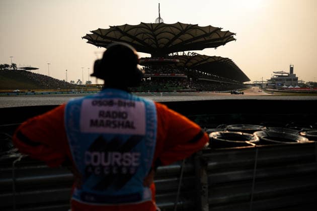 F1 - BAHRAIN GRAND PRIX IN MALAYSIA 2026 marshall, commissaire de piste, marshal, marshalls, marshals during the 2026 Formula 1 Bahrain Grand Prix in Malaysia, 16th round of the 2026 Formula One World Championship, WM, Weltmeisterschaft from October 2 to 4, 2026 on the Sepang International Circuit, in Sepang, Malaysia - SepangMalaysia  Copyright: xEricxAlonsox