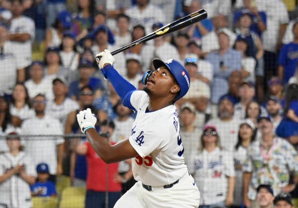 Los Angeles Dodgers Josue De Paula (95) watches his ball as he pops up for the final out in the ninth inning against the Atlanta Braves in an MLB, Baseball Herren, USA National League Division Series game at Dodger Stadium in Los Angeles, California, on Sunday, October 4, 2026. The Braves defeated the Dodgers 3-2 to tie the best-of-five series at 1-1.  LAP20261004728 JIMxRUYMEN