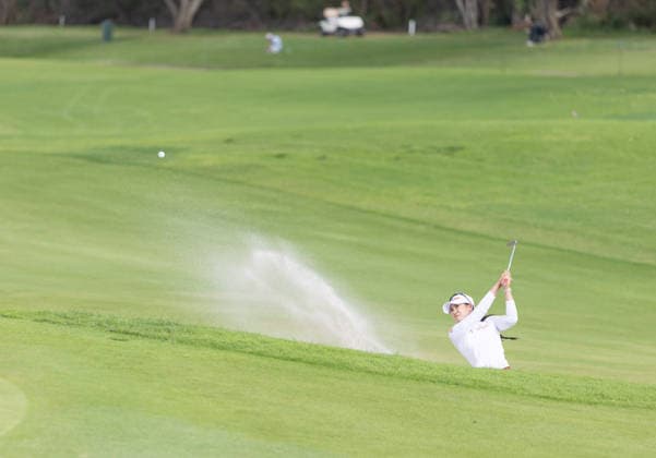 October 4, 2026, Honolulu, Hawaii, USA: PAJAREE ANANNARUKARN makes a chip shot from the bunker at the 18th green during the 4th round at the 2026 Lotte Championship at Hoakalei Country Club, Ewa Beach, Hawaii, USA. 2026 Lotte Championship Presented By Hoakalei  - ZUMAm310 20261004_zsp_m310_043 Copyright: xElliotxMilesx