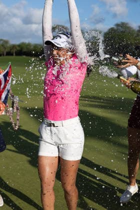 October 4, 2026, Honolulu, Hawaii, USA: Friends pour champagne on JEENO THITIKUL after she won the 2026 Lotte Championship at Hoakalei Country Club, Ewa Beach, Hawaii, USA. 2026 Lotte Championship Presented By Hoakalei - ZUMAm310 20261004_zsp_m310_062 Copyright: xElliotxMilesx