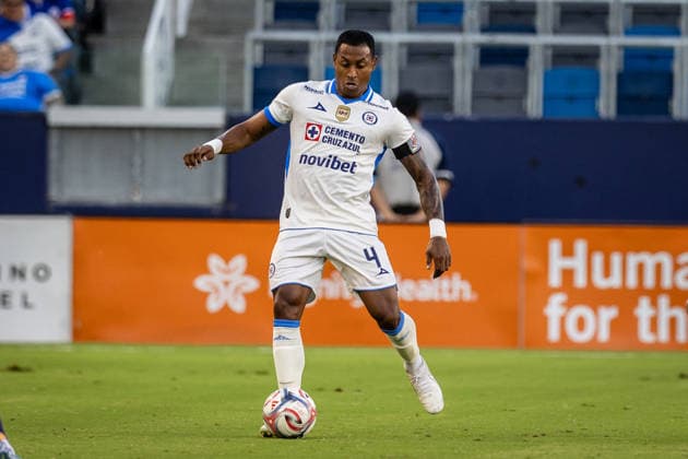 Los Angeles Galaxy v Cruz Azul Frindly Match Willer Ditta 4 of Cruz Azul controls the ball during the friendly football match between Los Angeles Galaxy and Cruz Azul at Dignity Health Park. on October 4, 2026 in Carson, California. (Photo by Arturo Cordero Eyepix Group) Copyright: xArturoxCordero xEyepixxGroupx AC_04102026_198232