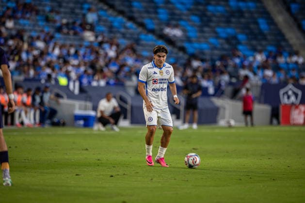 Los Angeles Galaxy v Cruz Azul Frindly Match Luka Romero 18 of Cruz Azul controls the ball during the friendly football match between Los Angeles Galaxy and Cruz Azul at Dignity Health Park. on October 4, 2026 in Carson, California. (Photo by Arturo Cordero Eyepix Group) Copyright: xArturoxCordero xEyepixxGroupx AC_04102026_198237