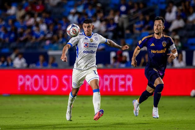 Los Angeles Galaxy v Cruz Azul Frindly Match Jose Calero 14 of Cruz Azul and Marco Reus 18 of Los Angeles Galaxy battle for the ball during the friendly football match between Los Angeles Galaxy and Cruz Azul at Dignity Health Park. on October 4, 2026 in Carson, California. (Photo by Arturo Cordero Eyepix Group) Copyright: xArturoxCordero xEyepixxGroupx AC_04102026_198226