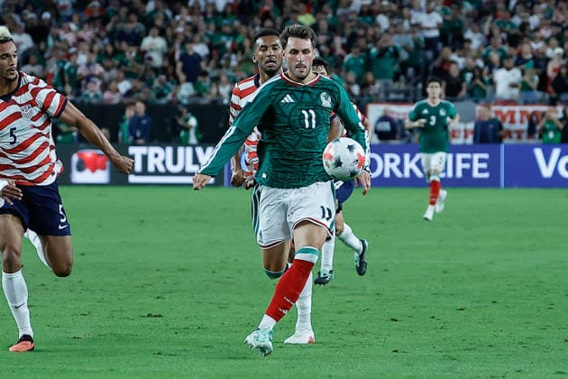 GLENDALE, AZ - OCTOBER 03: Mexico forward Santiago Gimà nez (11) chases the ball during the International Friendly, Länderspiel, Nationalmannschaft soccer match between Mexico and the United States of America on October 3, 2026 at State Farm Stadium in Glendale, Arizona. (Photo by Kevin Abele Icon Sportswire) SOCCER: OCT 03 USA vs Mexico EDITORIAL USE ONLY Icon261003078