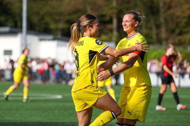 Noreen Günnewig (BVB) celebrates a goal with Alexandra Popp (BVB), DJK Südwest Köln vs. Borussia Dortmund, Women s Regionalliga West, Matchday 7, Cologne, October 4, 2026
