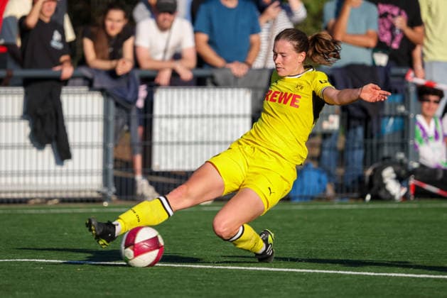 Lena Ostermeier (BVB) takes a cross, DJK Südwest Köln vs. Borussia Dortmund, Women s Regionalliga West, Matchday 7, Cologne, October 4, 2026