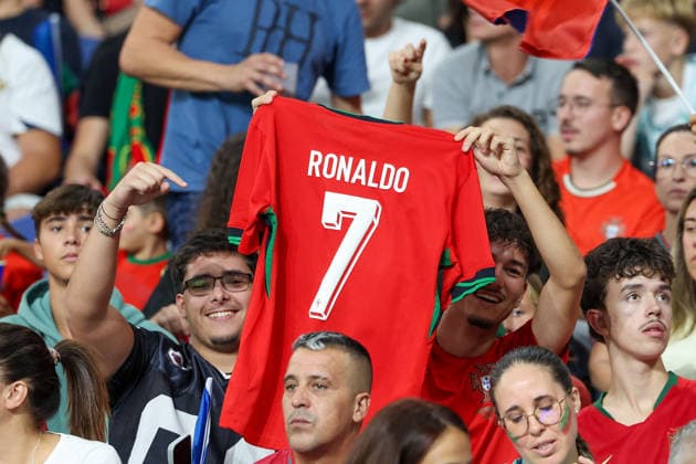 Porto, Portugal, October 4: Cristiano Ronaldo and Portuguese fans during the UEFA Nations League 2026–27 group stage Matchday 4 game between Portugal and Norway at Estádio do Dragão in Porto, Portugal Copyright: HMBxMedia JoaquimxFerreira