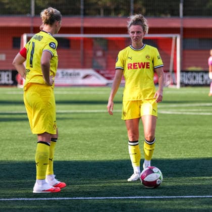 Alexandra Popp (BVB) and Rita Schumacher (BVB) during a free kick, DJK Südwest Köln vs. Borussia Dortmund, Women s Regionalliga West, Matchday 7, Cologne, October 4, 2026