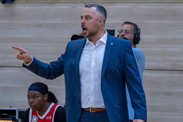 Toyota DBBL 2026 2027 HalFit Lions vs. TK Hannover, Halle an der Saale, Germany, October 4, 2026. Pictured: Coach Timur Topal in Halle, gesturing, Halle an der Saale, swh Arena, Saxony-Anhalt, Germany