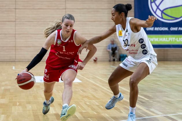 Toyota DBBL 2026–2027: HalFit Lions vs. TK Hannover Halle Saale, Germany, October 4, 2026. Pictured, from left, in a one-on-one battle: Lee Volker (Halle) and Lia Kentzler (Hannover Halle Saale) at the swh Arena in Saxony-Anhalt, Germany