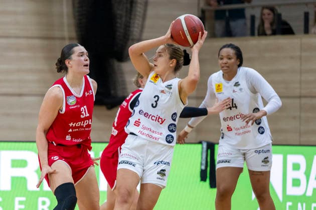 Toyota DBBL 2026–2027 HalFit Lions vs. TK Hannover Halle Saale, Germany, October 4, 2026. Pictured, from left: Paula Wenemoser (Halle) and Lovisa Hjern (Hannover Halle Saale), swh Arena, Saxony-Anhalt, Germany