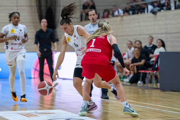 Toyota DBBL 2026–2027 HalFit Lions vs. TK Hannover Halle Saale, Germany, October 4, 2026. Pictured, from left: Theresa Simon (Hannover) and Lee Volker (Halle Saale), swh Arena, Saxony-Anhalt, Germany