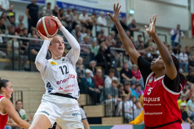 Toyota DBBL 2026–2027: HalFit Lions vs. TK Hannover, Halle-Saale, Germany, October 4, 2026. Pictured, from left: Rowena Jongeling (Hannover) and Khalis Cain (Halle-Saale), swh Arena, Saxony-Anhalt, Germany