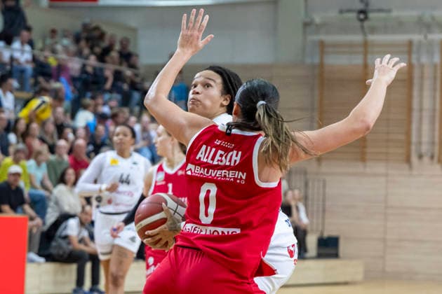 Toyota DBBL 2026–2027: HalFit Lions vs. TK Hannover, Halle an der Saale, Germany, October 4, 2026. Pictured, from left: Nora Francois (Hannover) and Alexia Allesch (Halle an der Saale), swh Arena, Saxony-Anhalt, Germany