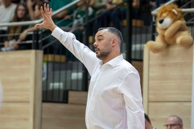 Toyota DBBL 2026 2027 HalFit Lions vs. TK Hannover, Halle an der Saale, Germany, October 4, 2026. Pictured: Coach Timur Topal in Halle, gesturing, Halle an der Saale, swh Arena, Saxony-Anhalt, Germany