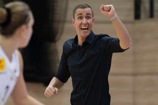 Toyota DBBL 2026–2027 HalFit Lions vs. TK Hannover, Halle an der Saale, Germany, October 4, 2026. Pictured: Coach Jesper Sundberg of Hannover gesturing, Halle an der Saale, swh Arena, Saxony-Anhalt, Germany