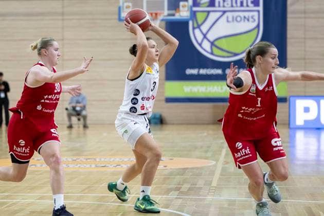 Toyota DBBL 2026–2027 HalFit Lions vs. TK Hannover, Halle an der Saale, Germany, October 4, 2026. Pictured, from left: Estere Petrus (Halle), Lovisa Hjern (Hannover), and Lee Volker (Halle an der Saale), at the swh Arena in Saxony-Anhalt, Germany