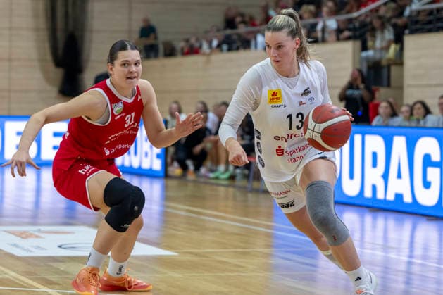 Toyota DBBL 2026–2027 HalFit Lions vs. TK Hannover Halle Saale, Germany, October 4, 2026. Pictured, from left: Paula Wenemoser (Halle) and Meret Kleine Beek (Hannover Halle Saale), swh Arena, Saxony-Anhalt, Germany
