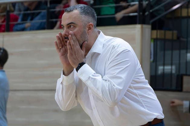 Toyota DBBL 2026 2027 HalFit Lions vs. TK Hannover, Halle an der Saale, Germany, October 4, 2026. Pictured: Coach Timur Topal in Halle, gesturing, Halle an der Saale, swh Arena, Saxony-Anhalt, Germany
