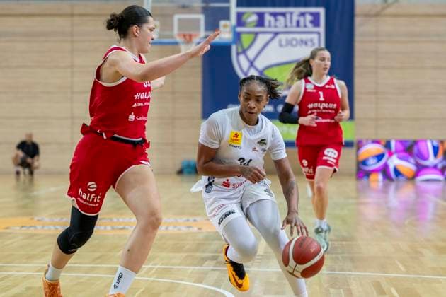 Toyota DBBL 2026–2027 HalFit Lions vs. TK Hannover Halle Saale, Germany, October 4, 2026. Pictured, from left: Paula Wenemoser (Halle) and Prencis Harden (Hannover Halle Saale), swh Arena, Saxony-Anhalt, Germany