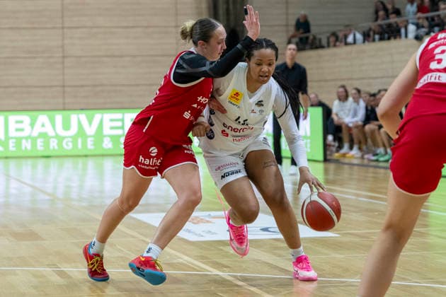 Toyota DBBL 2026–2027 HalFit Lions vs. TK Hannover Halle Saale, Germany, October 4, 2026. Pictured, from left: Jordan King (Halle) and Alyssa Brown (Hannover Halle Saale), swh Arena, Saxony-Anhalt, Germany
