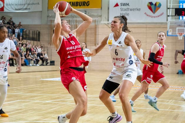 Toyota DBBL 2026–2027 HalFit Lions vs. TK Hannover Halle Saale, Germany, October 4, 2026. Pictured from left: Alexia Allesch (Halle) and Theresa Simon (Hannover Halle Saale) at the swh Arena in Saxony-Anhalt, Germany