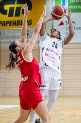 Toyota DBBL 2026–2027: HalFit Lions vs. TK Hannover Halle Saale, Germany, October 4, 2026. Pictured from left: Alexia Allesch (Halle) and Prencis Harden (Hannover Halle Saale), swh Arena, Saxony-Anhalt, Germany