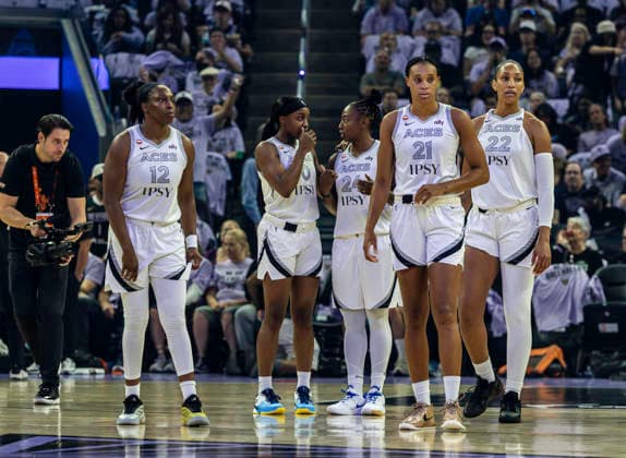 OCT 04 2026 San Francisco, CA U.S.A. Starting 5 for the Las Vegas Aces guard Chelsea Gray (12), guard Jackie Young (0), guard Jewell Loyd (24), forward Brianna Turner (21) and center A ja Wilson (22) walk on the floor before the WNBA, Basketball Damen, USA semifinals playoff game 1 western conference between the Las Vegas Aces and the Golden State Valkyries at the Chase Centers. CSM San Francisco USA - ZUMAc04_ 20261004_zma_c04_341 Copyright: xThurmanxJamesx