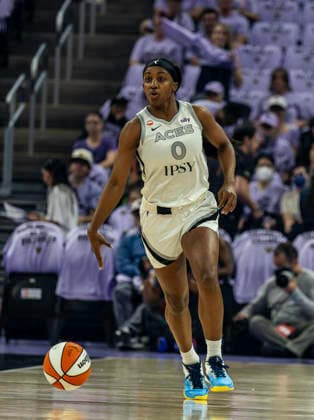 OCT 04 2026 San Francisco, CA U.S.A. Las Vegas Aces guard Jackie Young (0)brings the ball up court during the WNBA, Basketball Damen, USA semifinals playoff game 1 western conference between the Las Vegas Aces and the Golden State Valkyries at the Chase Centers. CSM San Francisco USA - ZUMAc04_ 20261004_zma_c04_343 Copyright: xThurmanxJamesx