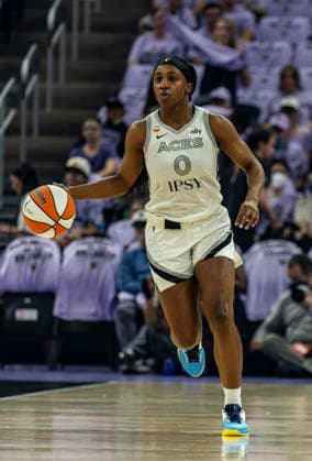 OCT 04 2026 San Francisco, CA U.S.A. Las Vegas Aces guard Jackie Young (0)brings the ball up court during the WNBA, Basketball Damen, USA semifinals playoff game 1 western conference between the Las Vegas Aces and the Golden State Valkyries at the Chase Centers. CSM San Francisco USA - ZUMAc04_ 20261004_zma_c04_344 Copyright: xThurmanxJamesx