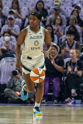 OCT 04 2026 San Francisco, CA U.S.A. Las Vegas Aces guard Jackie Young (0)brings the ball up court during the WNBA, Basketball Damen, USA semifinals playoff game 1 western conference between the Las Vegas Aces and the Golden State Valkyries at the Chase Centers. CSM San Francisco USA - ZUMAc04_ 20261004_zma_c04_345 Copyright: xThurmanxJamesx