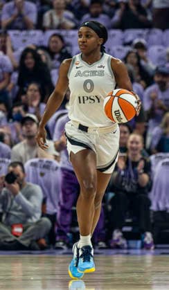 OCT 04 2026 San Francisco, CA U.S.A. Las Vegas Aces guard Jackie Young (0)brings the ball up court during the WNBA, Basketball Damen, USA semifinals playoff game 1 western conference between the Las Vegas Aces and the Golden State Valkyries at the Chase Centers. CSM San Francisco USA - ZUMAc04_ 20261004_zma_c04_347 Copyright: xThurmanxJamesx