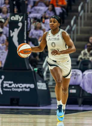 OCT 04 2026 San Francisco, CA U.S.A. Las Vegas Aces guard Jackie Young (0)brings the ball up court during the WNBA, Basketball Damen, USA semifinals playoff game 1 western conference between the Las Vegas Aces and the Golden State Valkyries at the Chase Centers. CSM San Francisco USA - ZUMAc04_ 20261004_zma_c04_348 Copyright: xThurmanxJamesx