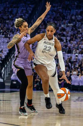 OCT 04 2026 San Francisco, CA U.S.A. Las Vegas Aces center A ja Wilson (22)drives to the basket against Golden State Valkyries forward Gabby Williams (1) during the WNBA, Basketball Damen, USA semifinals playoff game 1 western conference between the Las Vegas Aces and the Golden State Valkyries at the Chase Centers. CSM WNBA Semi Finals Game 1 2026: Las Vegas Vs Golden State OCT 4 - ZUMAc04_ 20261004_zma_c04_364 Copyright: xThurmanxJamesx