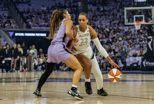 WNBA, Basketball Damen, USA Semi Finals Game 1 2026: Las Vegas Vs Golden State OCT 4 OCT 04 2026 San Francisco, CA U.S.A. Las Vegas Aces center A ja Wilson (22)drives to the basket against Golden State Valkyries guard Veronica Burton (22) during the WNBA semifinals playoff game 1 western conference between the Las Vegas Aces and the Golden State Valkyries at the Chase Centers. Thurman James CSM (Credit Image: Â Thurman James Cal Media) San Francisco Ca USA EDITORIAL USE ONLY Copyright: xx ZUMA-20261004_zma_c04_360.jpg ThurmanxJamesx csmphotothree531723