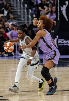 OCT 04 2026 San Francisco, CA U.S.A. Las Vegas Aces guard Chelsea Gray (12)brings the ball up court during the WNBA, Basketball Damen, USA semifinals playoff game 1 western conference between the Las Vegas Aces and the Golden State Valkyries at the Chase Centers. CSM San Francisco USA - ZUMAc04_ 20261004_zma_c04_377 Copyright: xThurmanxJamesx