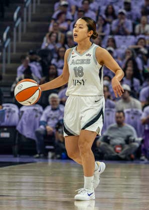 OCT 04 2026 San Francisco, CA U.S.A. Las Vegas Aces guard Mai Yamamoto (18)sets the play during the WNBA, Basketball Damen, USA semifinals playoff game 1 western conference between the Las Vegas Aces and the Golden State Valkyries at the Chase Centers. CSM San Francisco USA - ZUMAc04_ 20261004_zma_c04_391 Copyright: xThurmanxJamesx