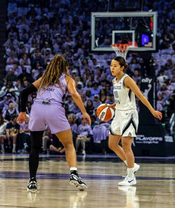 OCT 04 2026 San Francisco, CA U.S.A. Las Vegas Aces guard Mai Yamamoto (18)sets the play during the WNBA, Basketball Damen, USA semifinals playoff game 1 western conference between the Las Vegas Aces and the Golden State Valkyries at the Chase Centers. CSM San Francisco USA - ZUMAc04_ 20261004_zma_c04_392 Copyright: xThurmanxJamesx