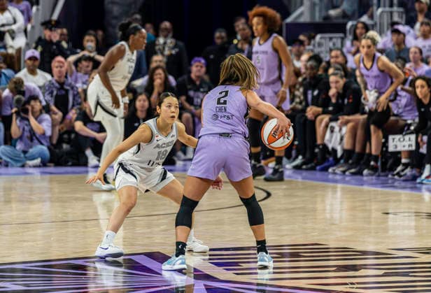 OCT 04 2026 San Francisco, CA U.S.A. Las Vegas Aces guard Mai Yamamoto (18)on defense against Golden State Valkyries guard Kaitlyn Chen (2) during the WNBA, Basketball Damen, USA semifinals playoff game 1 western conference between the Las Vegas Aces and the Golden State Valkyries at the Chase Centers. CSM San Francisco USA - ZUMAc04_ 20261004_zma_c04_400 Copyright: xThurmanxJamesx