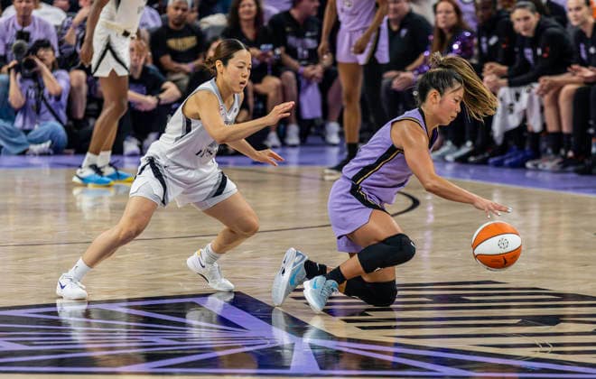 OCT 04 2026 San Francisco, CA U.S.A. Las Vegas Aces guard Mai Yamamoto (18)and Golden State Valkyries guard Kaitlyn Chen (2) battles for the ball during the WNBA, Basketball Damen, USA semifinals playoff game 1 western conference between the Las Vegas Aces and the Golden State Valkyries at the Chase Centers. CSM San Francisco USA - ZUMAc04_ 20261004_zma_c04_401 Copyright: xThurmanxJamesx