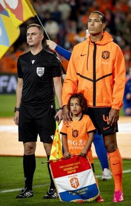 EINDHOVEN - (lr) Virgil van Dijk of the Netherlands and Netherlands goalkeeper Bart Verbruggen ahead of the UEFA Nations League match between the Netherlands and Serbia at the Philips Stadium on October 4, 2026 in Eindhoven, the Netherlands. KOEN VAN WEEL ANP xVIxANPxSportx xxANPxIVx 571572652 originalFilename: 571572652